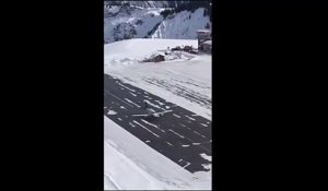 Un avion fonce dans la neige après un atterrissage loupé à Courchevel