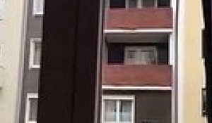 Un livreur filmé en jetant à plusieurs reprises un colis vers un balcon depuis le toit de sa camionnette