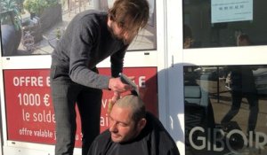 Pierre coiffe et rase les SDF dans la rue