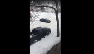 Les passagers de cette voiture ont une drôle de technique pour débloquer leur véhicule de la neige