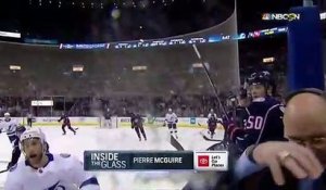 Un palet de hockey sur glace frôle la tête du commentateur Pierre McGuire