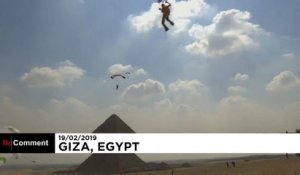Voler au-dessus des pyramides égyptiennes...