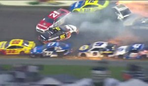 Un Crash spectaculaire emporte 21 voitures lors du Daytona 500