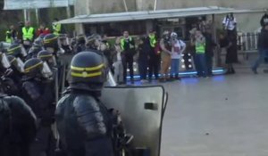 Des gilets jaunes font face aux forces de l'ordre sur la place du Trocadéro à Paris