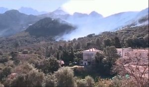 La Corse lutte contre les flammes