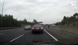 Un automobiliste croise une bande d'ados qui s'amusent en bord d'autoroute... Complètement fous