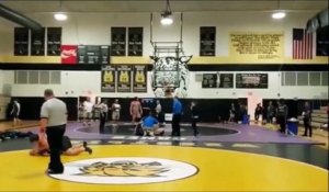 Un élève tombe du plafond d'un gymnase en plein match de lutte !