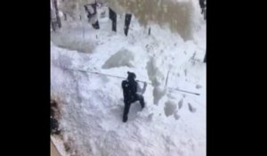 Cet Américain voulait déneiger sa terrasse…  Il s’est retrouvé enseveli par la neige du toit qui lui est tombé dessus