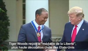 Donald Trump décore la "légende" Tiger Woods