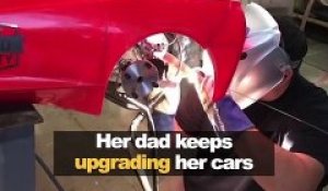 Une gamine de 5 ans fait des drifts de fou avec sa mini voiture