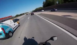 Une voiture fait un tonneau spectaculaire en entrant sur une autoroute !