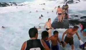 Des touristes dans une piscine naturelle se font balayer par une vague géante - Kiama (australie)