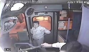 Un chauffeur de bus bloque un voleur de sac à main et le dépose au poste de police !