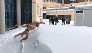 Deux gars font une course de natation dans la neige !
