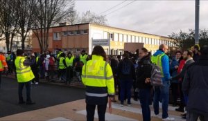 Manif des parents et élèves de l'école Maud Fontenoy à Sarreguemines contre la fermeture d'une classe.