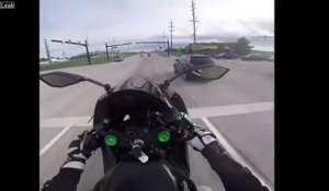 Ce motard fait n'importe quoi... et finit par se prendre une voiture à pleine vitesse !