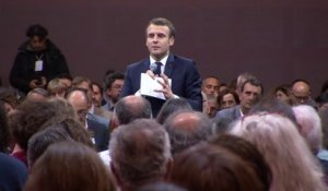 Interpellé par une gilet jaune, Emmanuel Macron assure que "la liberté de manifester et l'État de droit seront préservés"