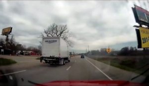 Un ouvrier dans une nacelle élévatrice se fait percuté par un camion
