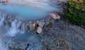 Voici les thermes et bains chauds à ciel ouvert de Saturnia en Italie : paradisiaque et magnifique
