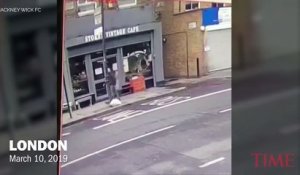 Un piéton échappe à une chute de toit en briques (Londres)