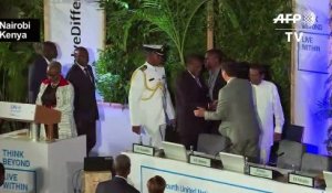 Environnement: au Kenya, Macron veut un "traité international "