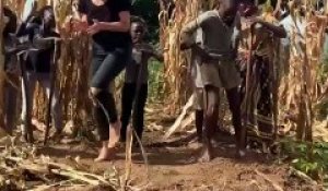 L'énorme dance de Gemma Griffiths avec un enfant ougandais !