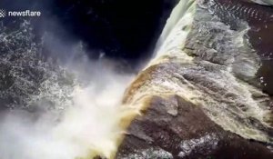Ce Kayakiste de l'extrême plonge dans une cascade de 33m de haut !