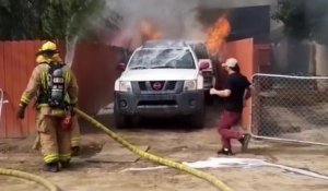 Un homme rentre dans sa maison en feu pour sauver son chien