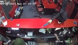 Un homme dort pendant le braquage d'un magasin