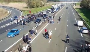 Des forains bloquent l'A11 au nord du Mans