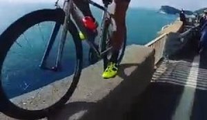 Un cycliste fait des tricks incroyables en équilibre à côté d'une falaise