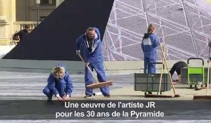 Louvre: JR fête les 30 ans de la Pyramide avec un collage géant