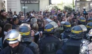 Dans le centre-ville d'Avignon, des manifestants sifflent les forces de l’ordre et chantent la Marseillaise