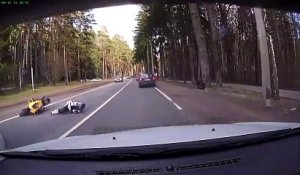 Un motard chute lourdement à cause d'un pneu... Pas de chance