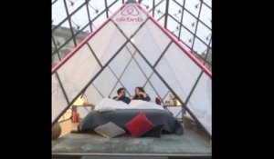 Une nuit au musée, ça vous tente? Le Louvre et Airbnb offrent la possibilité dormir sous la pyramide