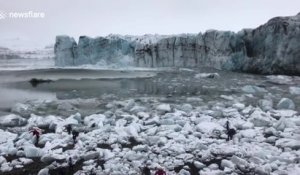Un iceberg s'effondre et menace les touristes
