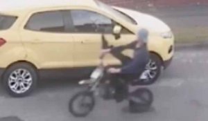 Un jeune en scooter s’amuse à casser des rétroviseurs et se fait punir par un automobiliste