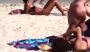 Une fille ivre veut absolument jouer à saute mouton sur la plage