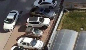 Il a pu faire sortir sa voiture garée alors qu'il y avait une autre voiture derrière qui lui bloquait le chemin