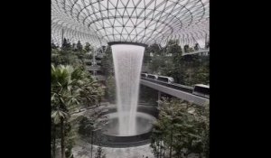 L’aéroport de Singapour abrite désormais… une cascade et des jardins