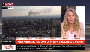 Violent incendie en cours sur le toit de la Cathédrale Notre Dame de Paris avec des flammes qui s'élèvent dans la ciel de la capitale