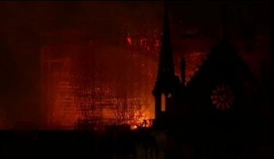 Le feu continue de ravager Notre-Dame de Paris à la nuit tombée
