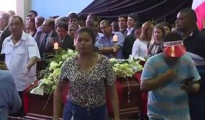 Des Péruviens rendent hommage au président suicidé