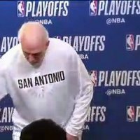 Gregg Popovich ne s'attarde pas devant les micros