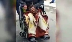 Un faux mendiant handicapé se fait démasquer dans la rue