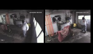 Un voleur de moto  essaie d'effacer  les images de la caméra de surveillance à l'aide de peinture en bombe
