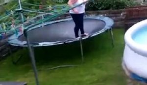 Elle tente un plongeon d'un trampoline et se rate... Douloureux