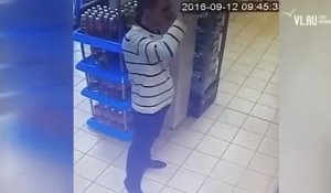 Un Russe descend une bouteille de vodka dans un magasin... Tranquille