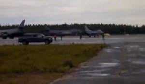 Un avion de chasse F-16 se fait renverser par un autre avion avant son décollage