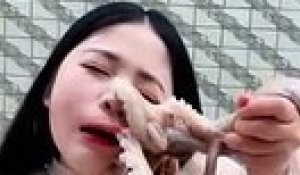 Une femme attaquée par un poulpe qu'elle essaie de manger